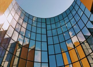 Minimalismo? No, grazie: perchè il vetro curvo su misura sta cambiando le case moderne vetro curvo