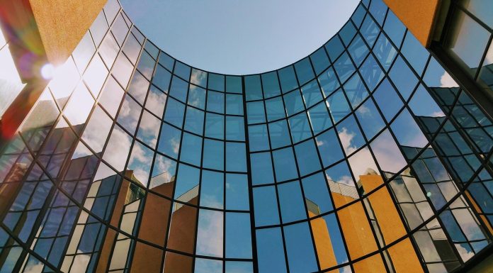 Minimalismo? No, grazie: perchè il vetro curvo su misura sta cambiando le case moderne vetro curvo