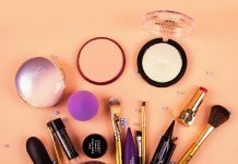 Beauty routine e occhi sensibili: le abitudini da ripensare tra make-up, schermi e lenti a contatto Beauty routine e occhi sensibili
