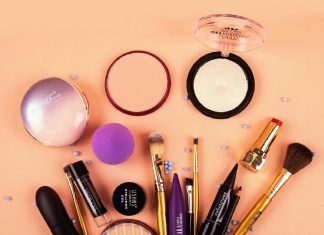 Beauty routine e occhi sensibili: le abitudini da ripensare tra make-up, schermi e lenti a contatto Beauty routine e occhi sensibili