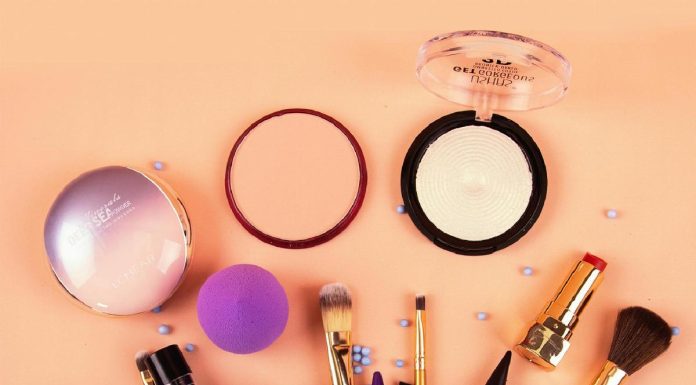 Beauty routine e occhi sensibili: le abitudini da ripensare tra make-up, schermi e lenti a contatto Beauty routine e occhi sensibili